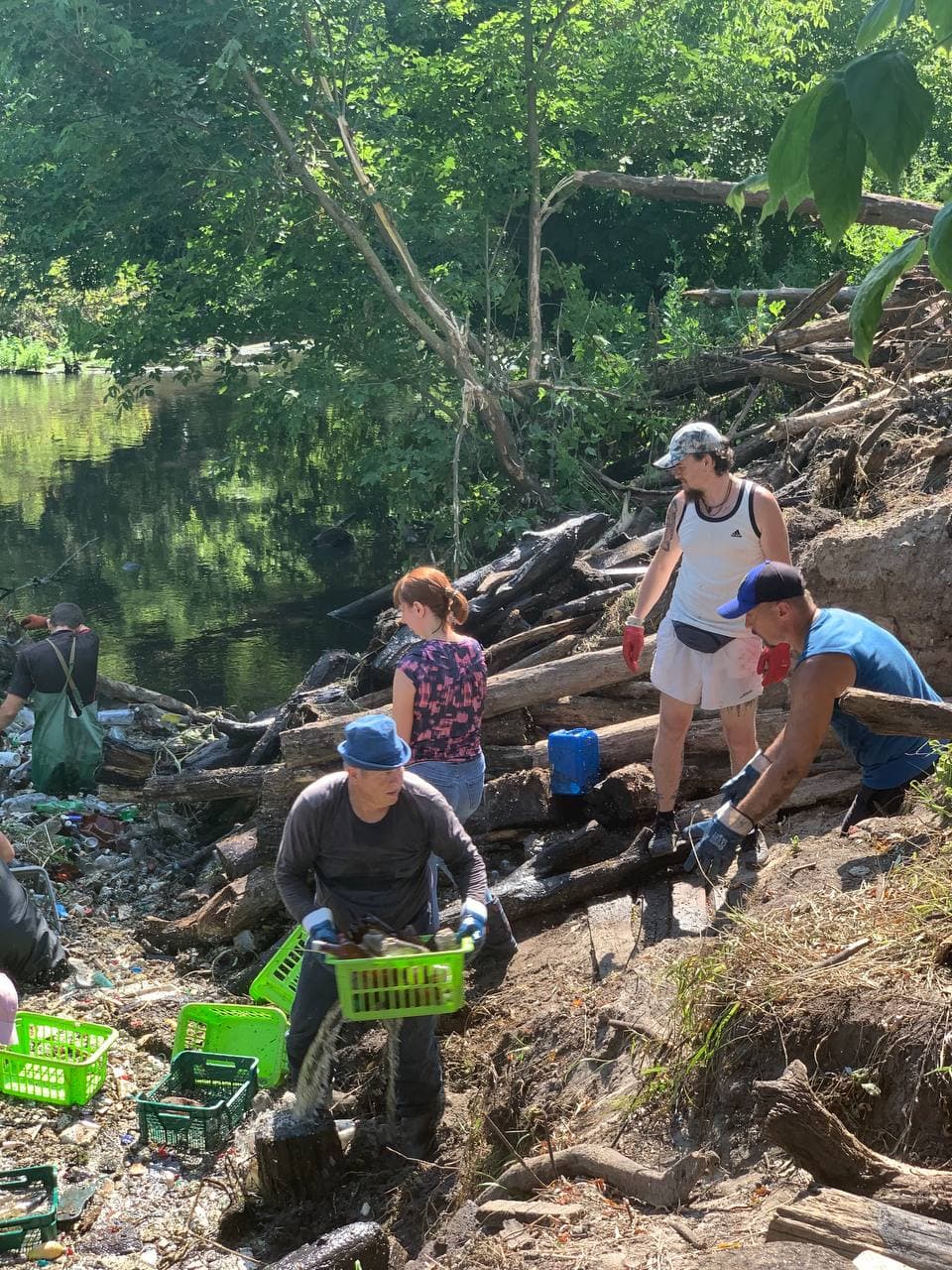 Помогают водолазы: экоактивисты продолжают расчищать мусорные острова на реке Уды фото 5 4