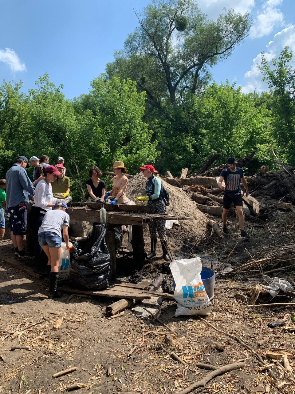 Помогают водолазы: экоактивисты продолжают расчищать мусорные острова на реке Уды фото 6 5