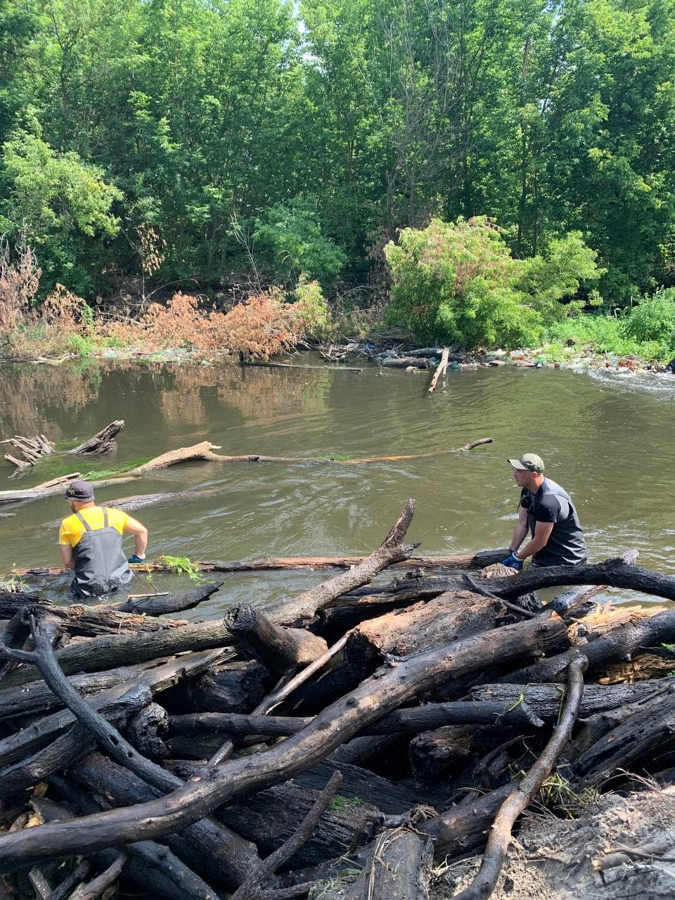 Помогают водолазы: экоактивисты продолжают расчищать мусорные острова на реке Уды фото 7 6