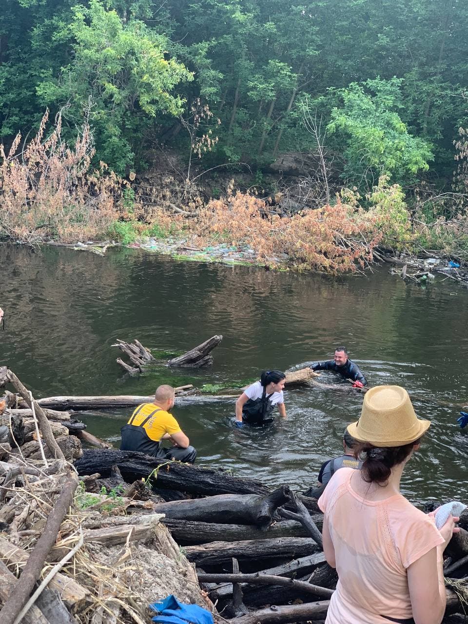 Помогают водолазы: экоактивисты продолжают расчищать мусорные острова на реке Уды фото 8 7