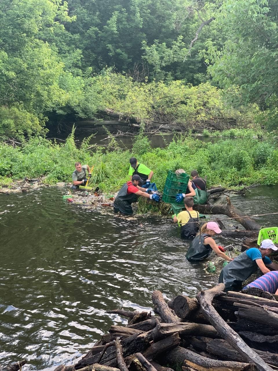 Помогают водолазы: экоактивисты продолжают расчищать мусорные острова на реке Уды фото 9 8