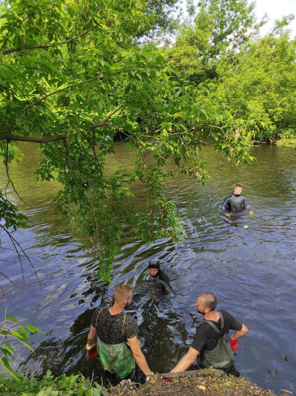 Более 20 тонн отходов: харьковчане снова очищали речку Уды от мусора фото 10 9