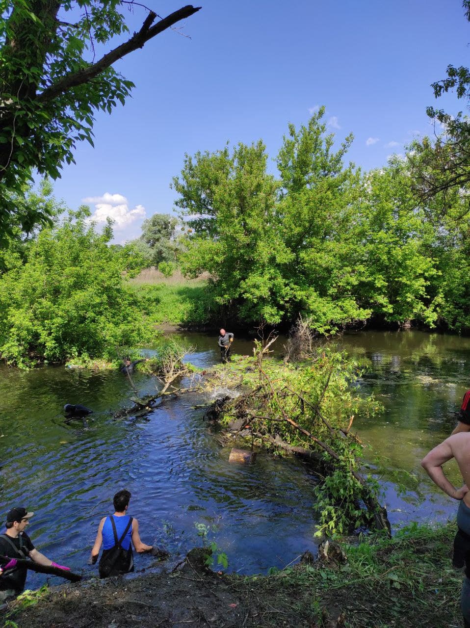 Более 20 тонн отходов: харьковчане снова очищали речку Уды от мусора фото 11 10