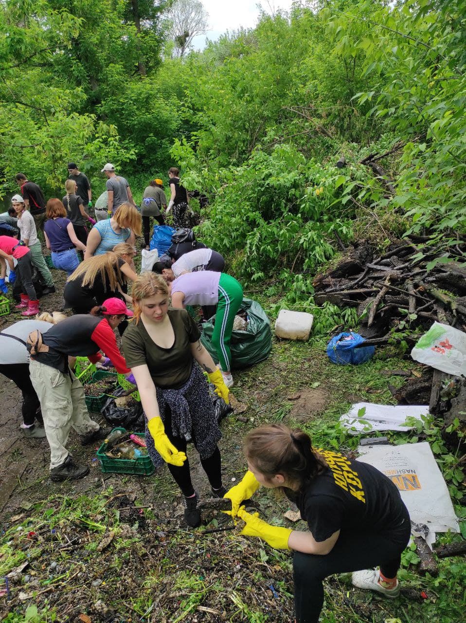 Более 20 тонн отходов: харьковчане снова очищали речку Уды от мусора фото 13 12