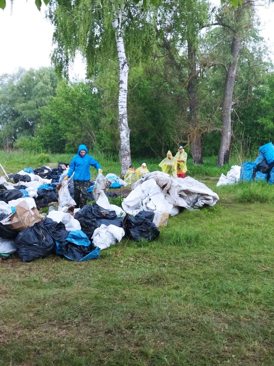 Более 20 тонн отходов: харьковчане снова очищали речку Уды от мусора фото 8 7