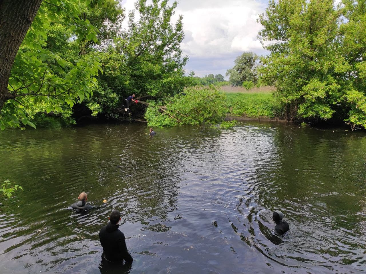 Более 20 тонн отходов: харьковчане снова очищали речку Уды от мусора фото 9 8