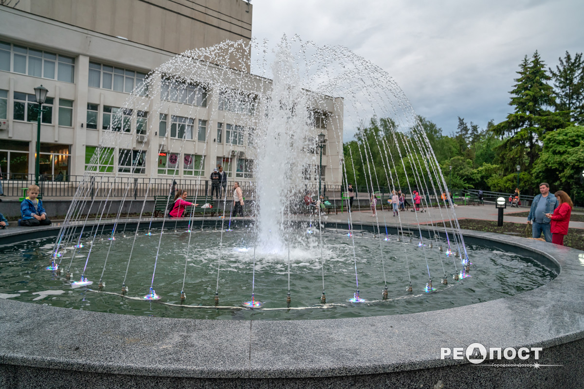 Фонтан, светильники, цветники: на ХТЗ реконструировали зону отдыха фото 11 10