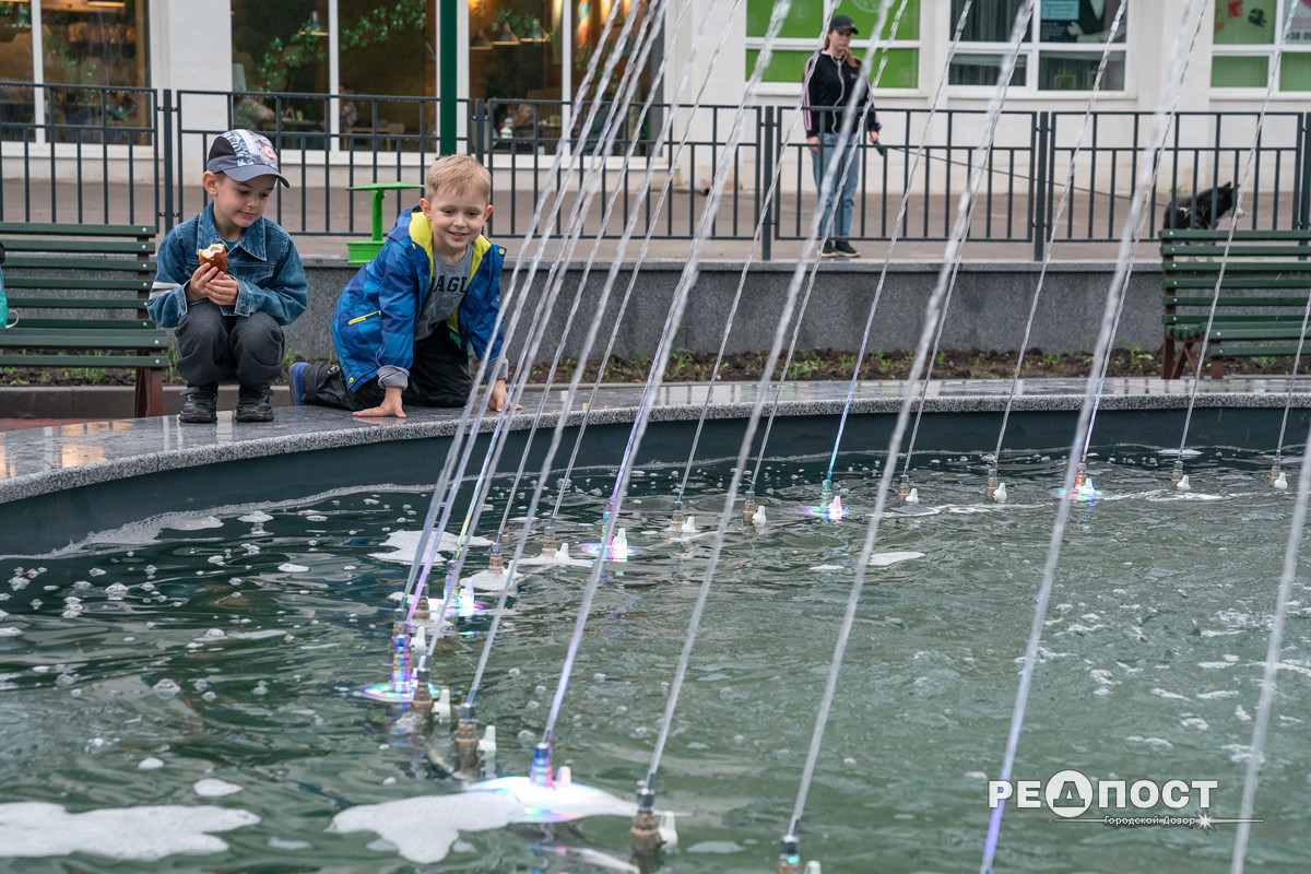 Фонтан, светильники, цветники: на ХТЗ реконструировали зону отдыха фото 12 11