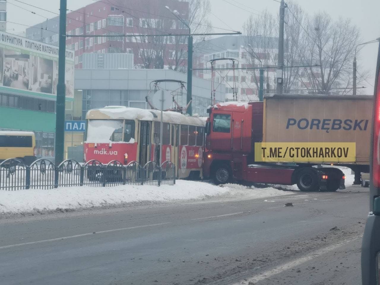 На улице Шевченко фура врезалась в трамвай: образовалась огромная пробка.