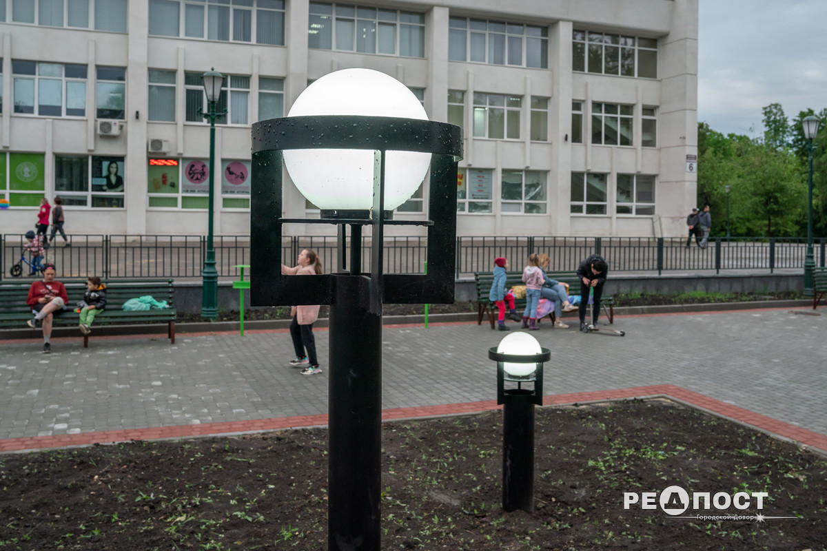 Фонтан, светильники, цветники: на ХТЗ реконструировали зону отдыха фото 15 14