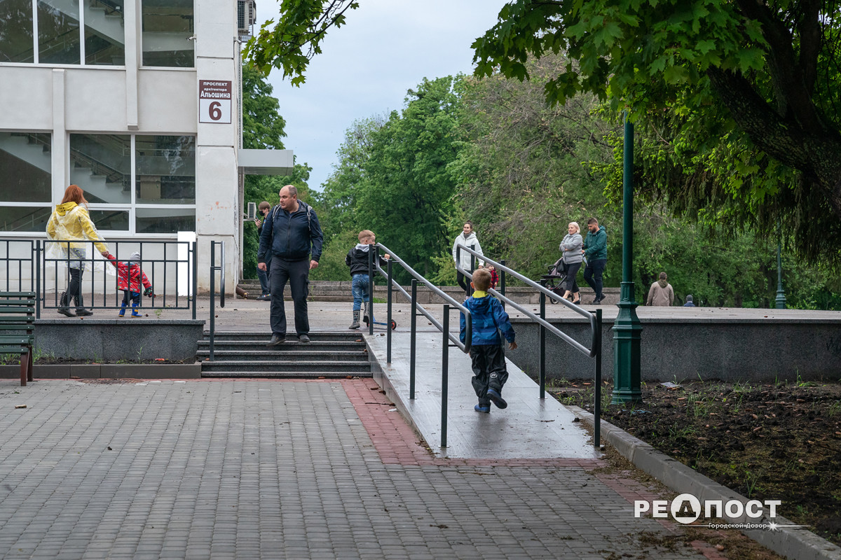 Фонтан, светильники, цветники: на ХТЗ реконструировали зону отдыха фото 4 3