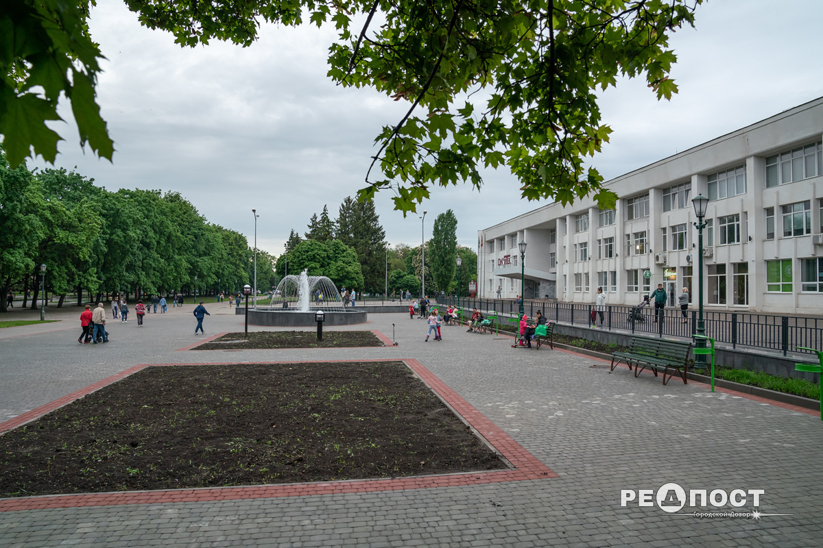 Фонтан, светильники, цветники: на ХТЗ реконструировали зону отдыха фото 5 4