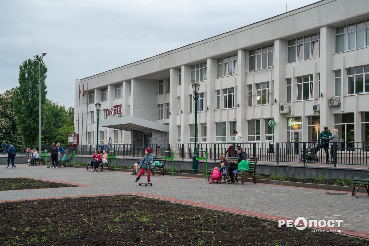 Фонтан, светильники, цветники: на ХТЗ реконструировали зону отдыха фото 6 5