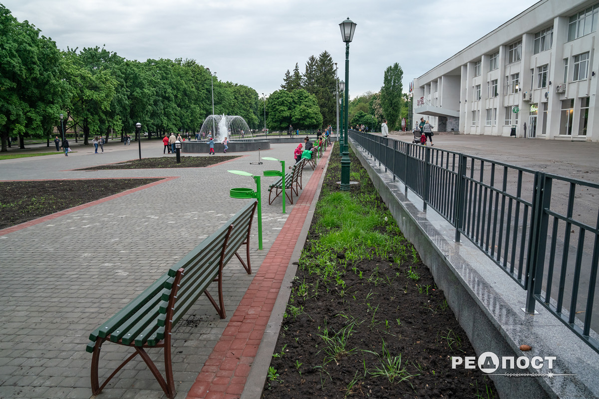 Фонтан, светильники, цветники: на ХТЗ реконструировали зону отдыха фото 7 6