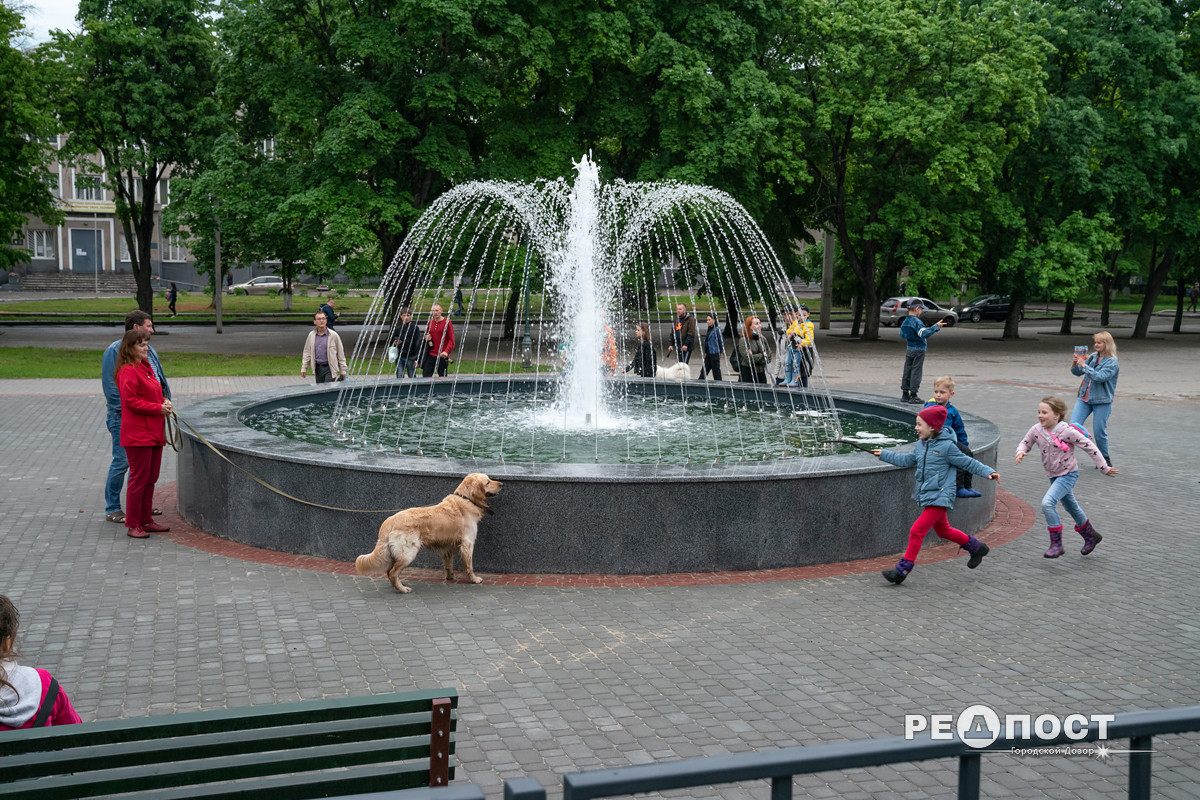 Фонтан, светильники, цветники: на ХТЗ реконструировали зону отдыха фото 9 8