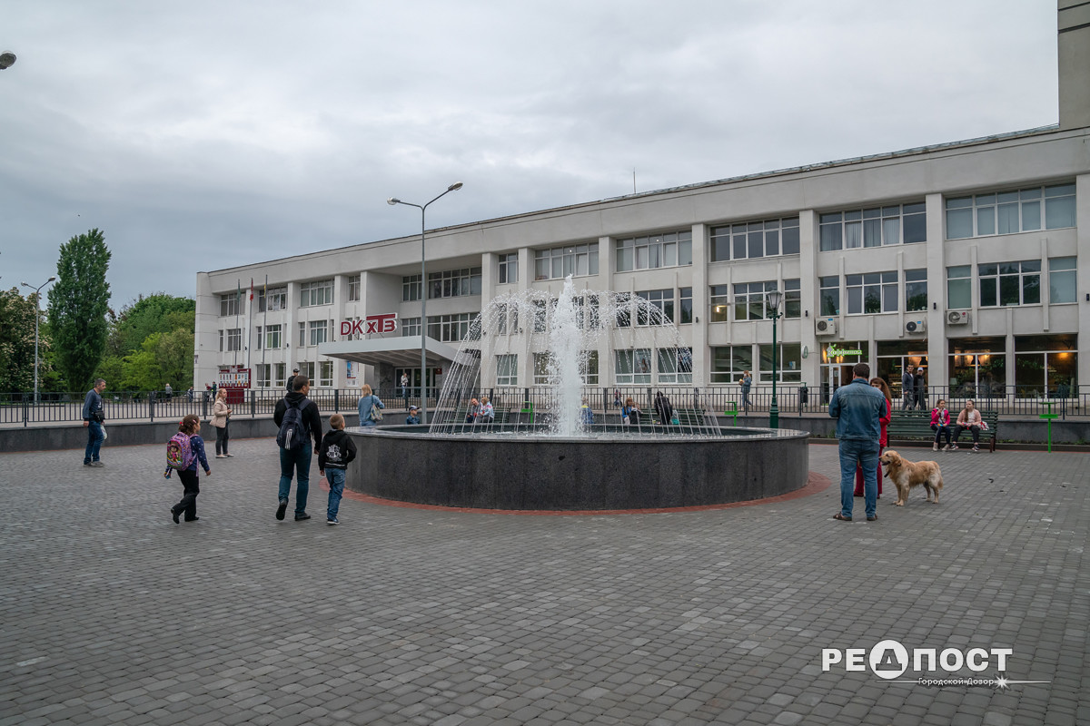 Фонтан, светильники, цветники: на ХТЗ реконструировали зону отдыха фото 10 9