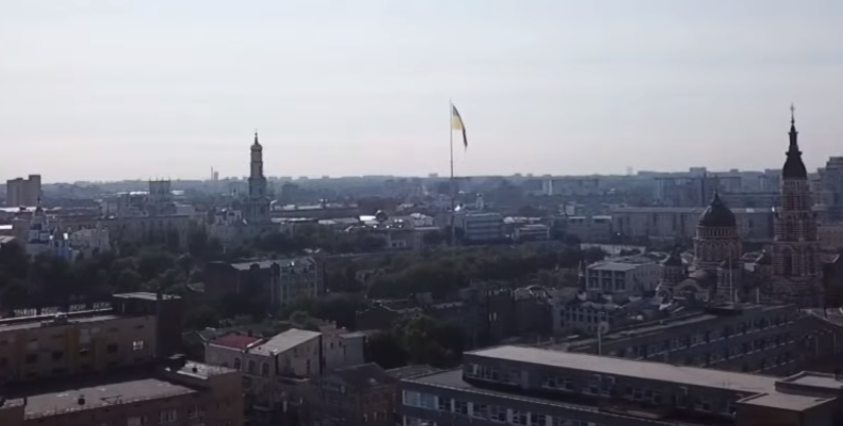 Видеофакт: в Харькове подняли флаг на самом высоком в Украине флагштоке фото 2 1