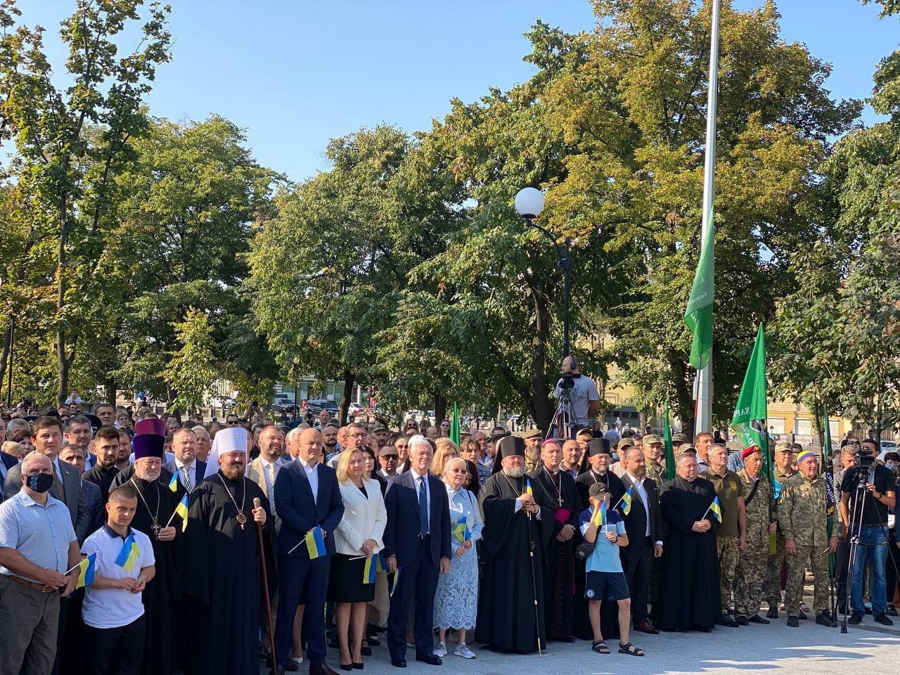 Видеофакт: в Харькове подняли флаг на самом высоком в Украине флагштоке фото