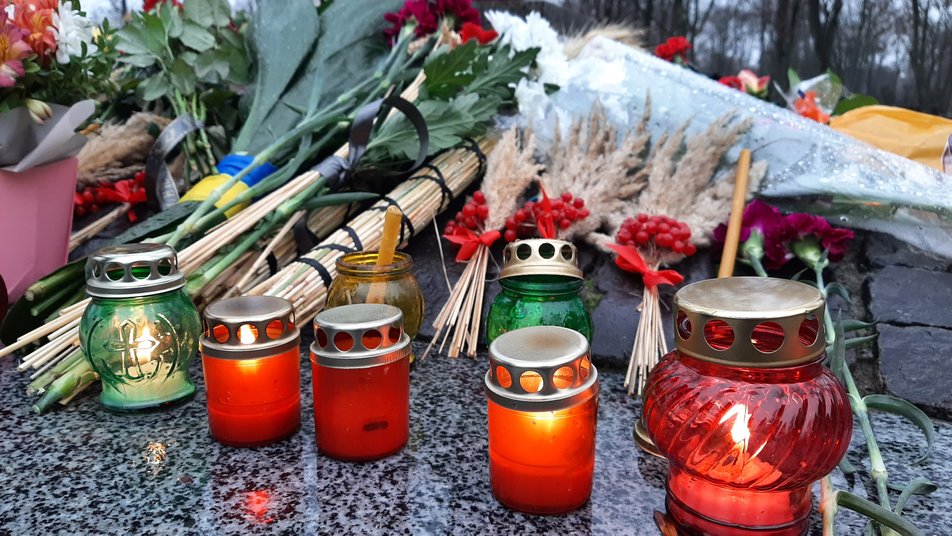 Свечи, хлеб и цветы: как в Харькове почтили память о жертвах Голодоморов фото 1