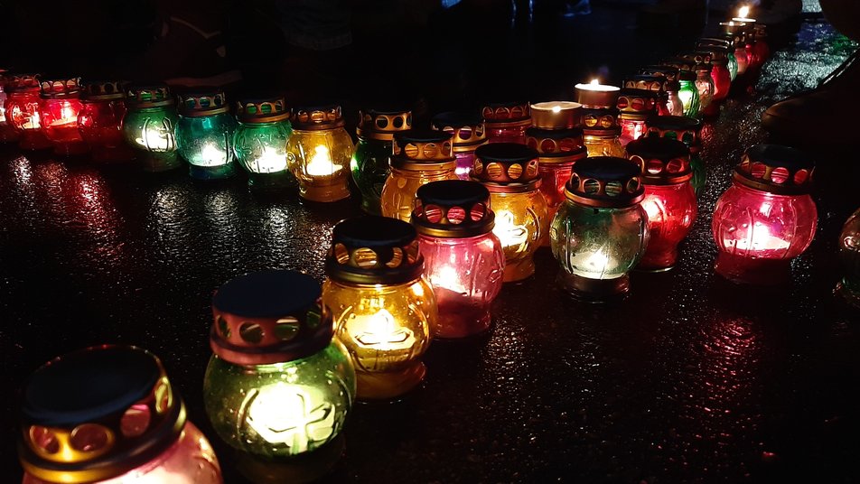 Свечи, хлеб и цветы: как в Харькове почтили память о жертвах Голодоморов фото 3 2