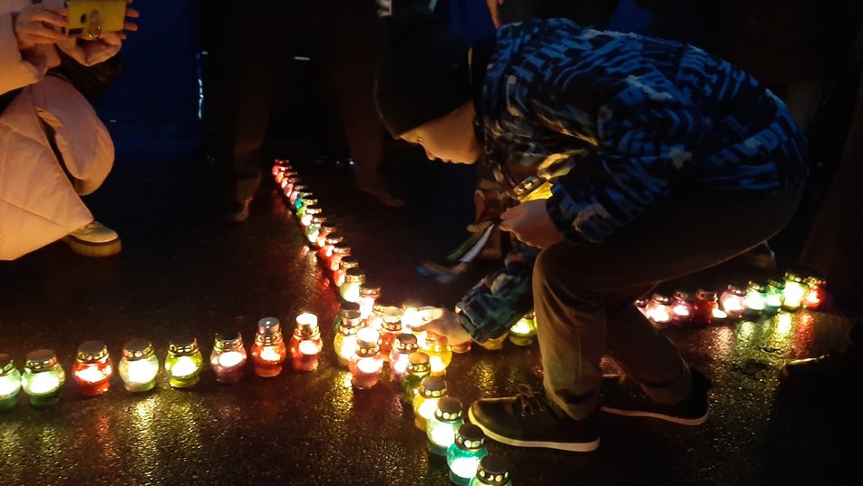 Свечи, хлеб и цветы: как в Харькове почтили память о жертвах Голодоморов фото 4 3