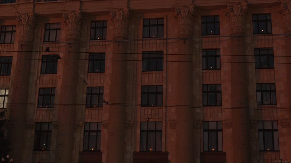 Свечи, хлеб и цветы: как в Харькове почтили память о жертвах Голодоморов фото 5 4