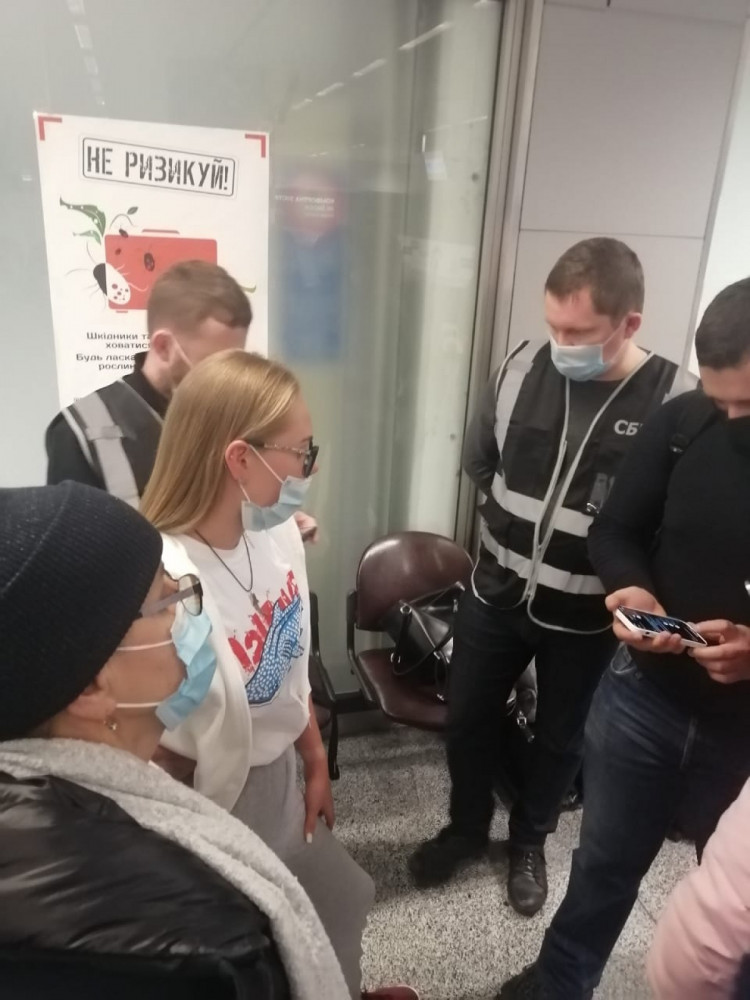 На фото: задержание фигуранток в аэропорту