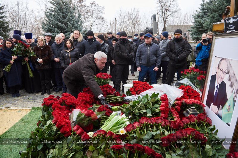 Годовщина смерти Кернеса: панихида на кладбище, приезд дочери.
