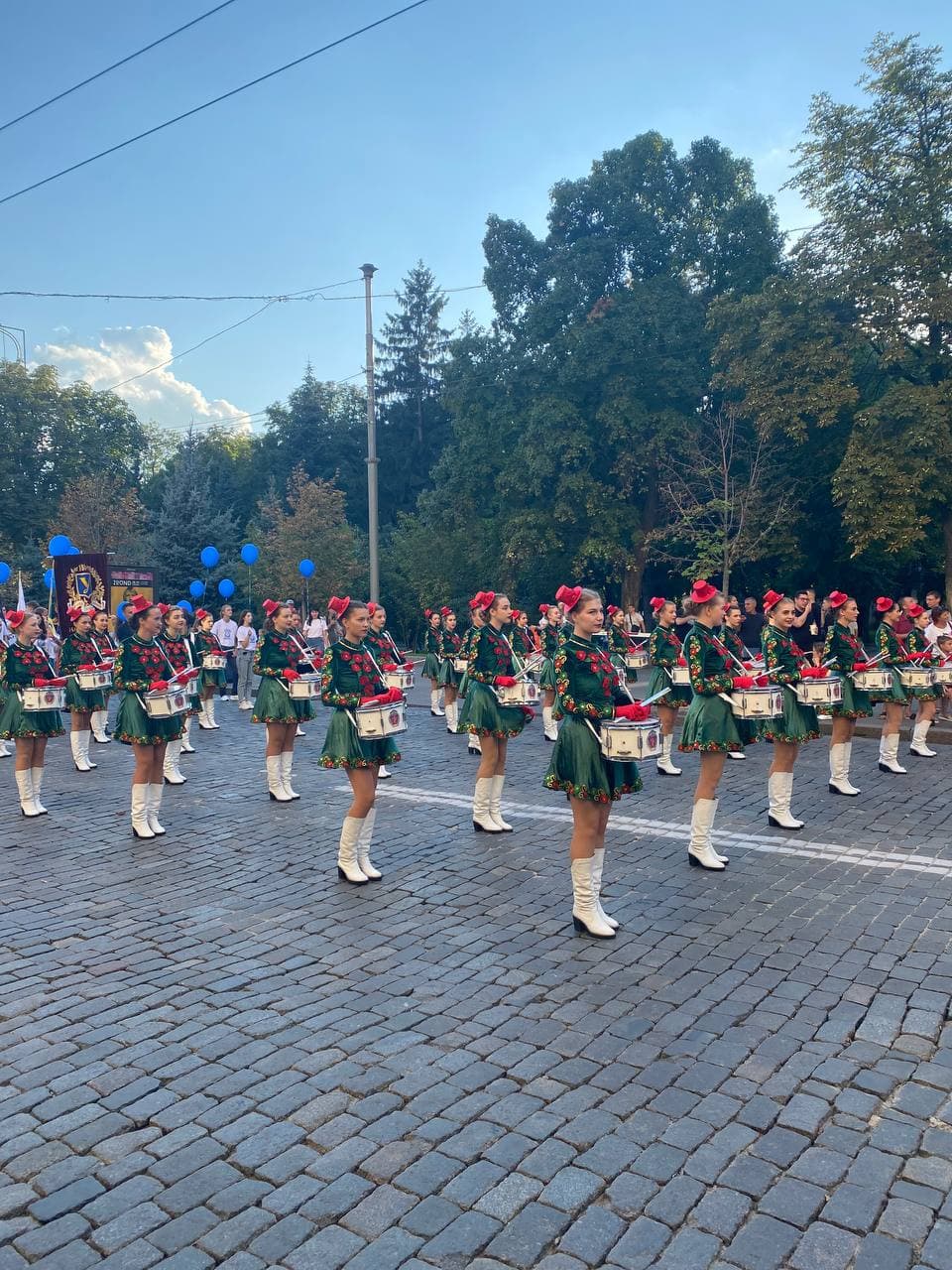 Новая традиция: в центре Харькова идет карнавал ко Дню знаний фото 3 2