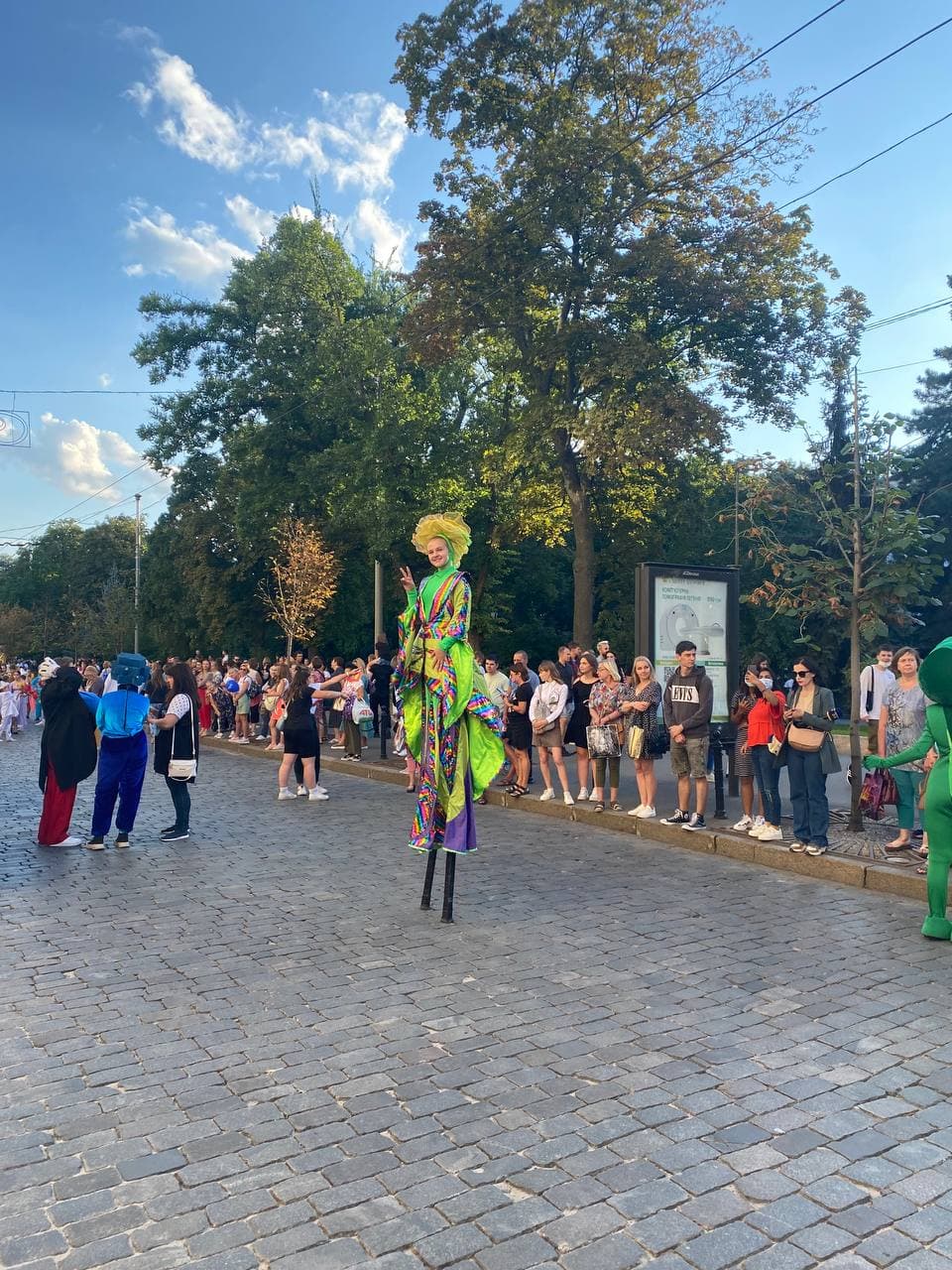 Новая традиция: в центре Харькова идет карнавал ко Дню знаний фото 8 7