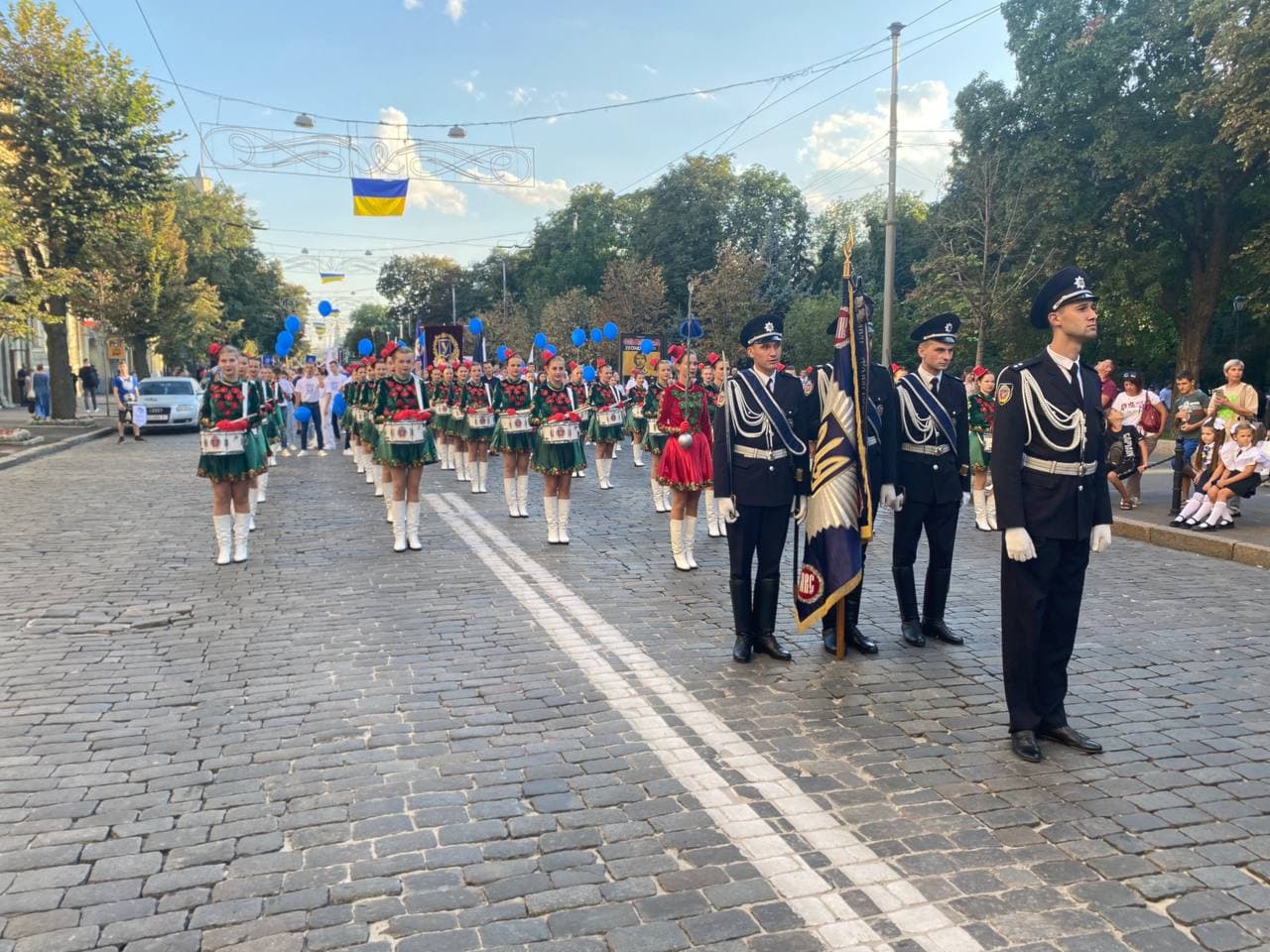 Новая традиция: в центре Харькова идет карнавал ко Дню знаний фото 4 3