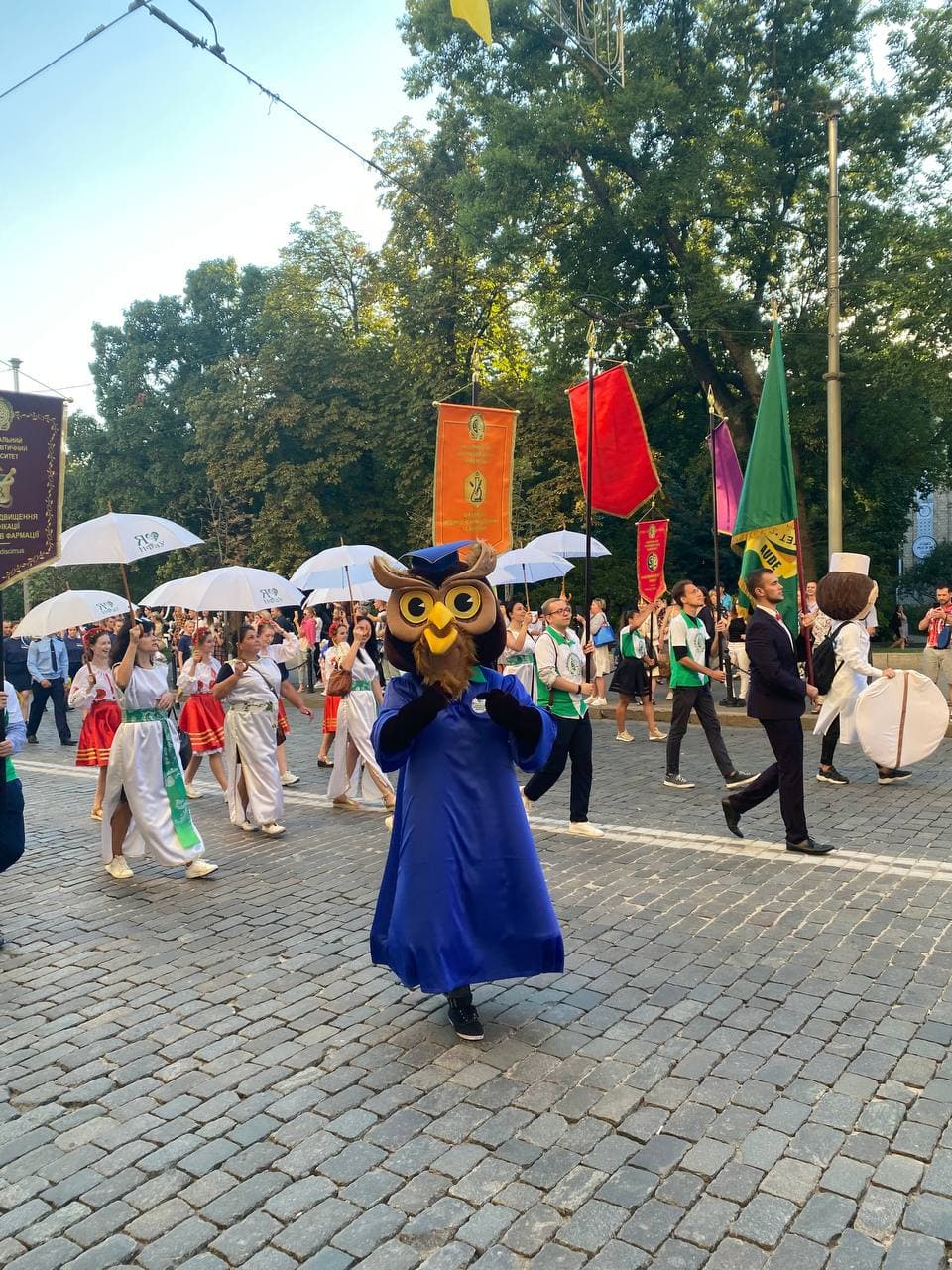 Новая традиция: в центре Харькова идет карнавал ко Дню знаний фото 5 4