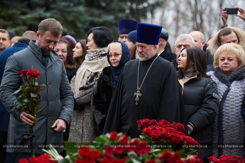 Годовщина смерти Кернеса: панихида на кладбище, приезд дочери.