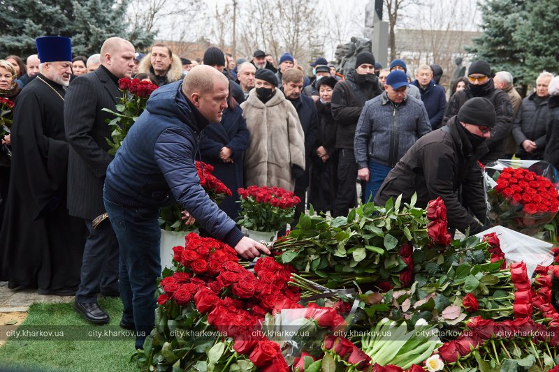 Годовщина смерти Кернеса: панихида на кладбище, приезд дочери.