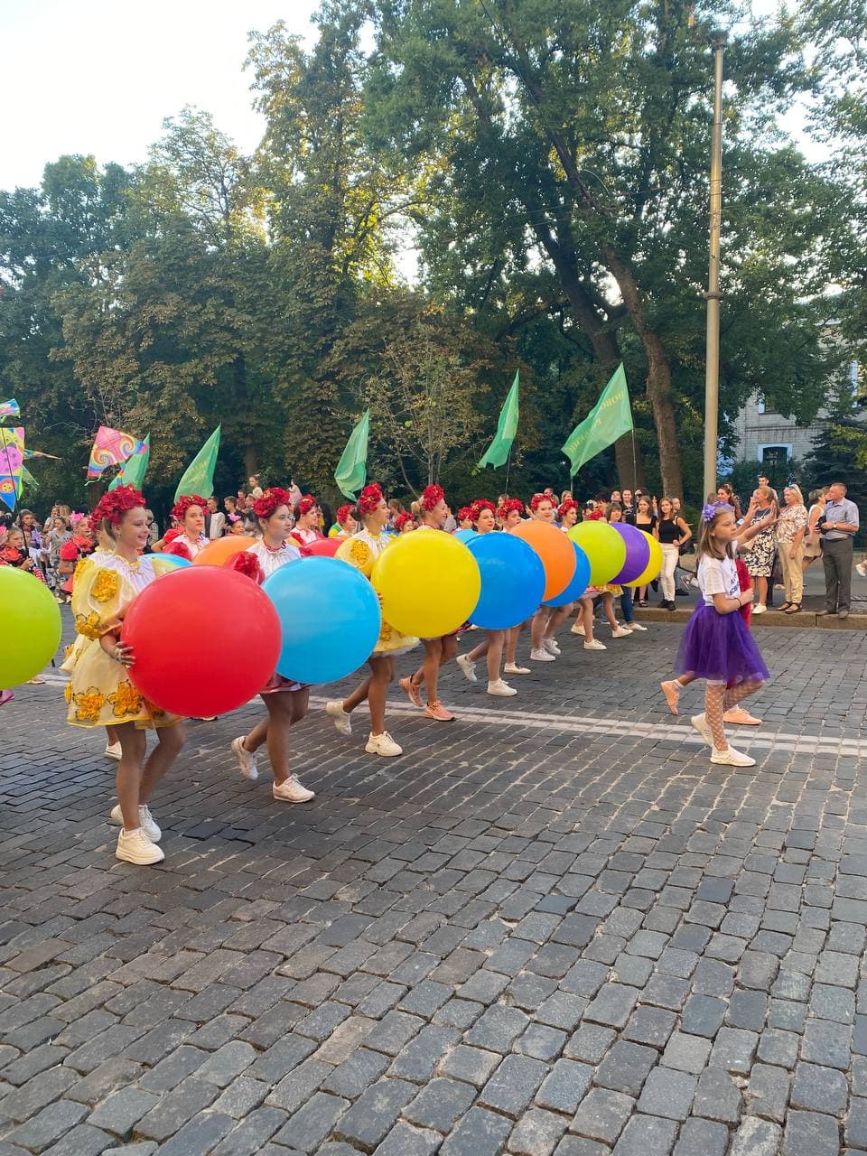 Новая традиция: в центре Харькова идет карнавал ко Дню знаний фото 6 5