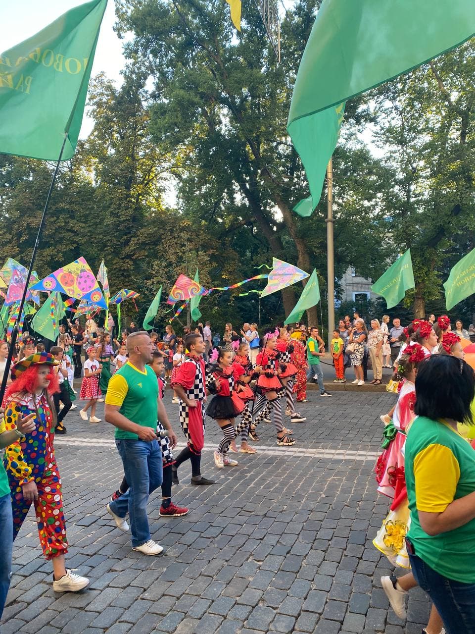 Новая традиция: в центре Харькова идет карнавал ко Дню знаний фото 7 6