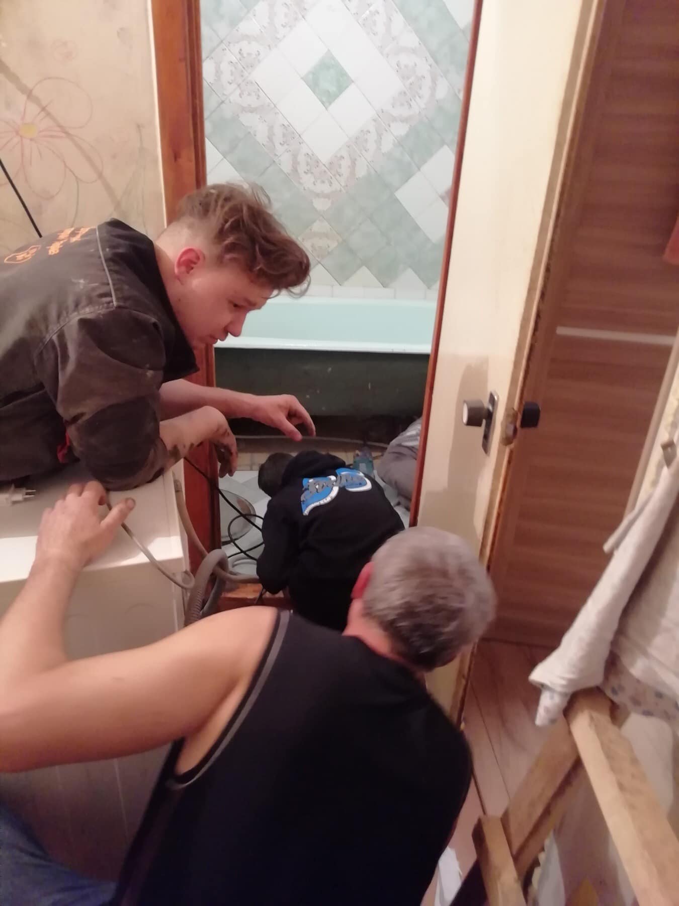 Пробили дырки в четырех квартирах: из вентиляции харьковской многоэтажки спасли кота фото 1