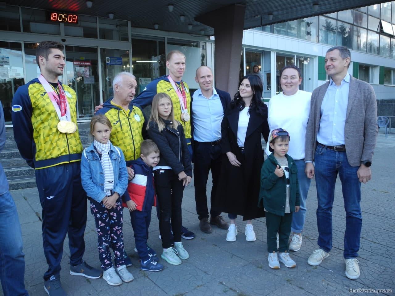 Десять медалей на двоих: в Харьков вернулись пловцы-паралимпийцы Максим Крипак и Максим Веракса фото 6 5