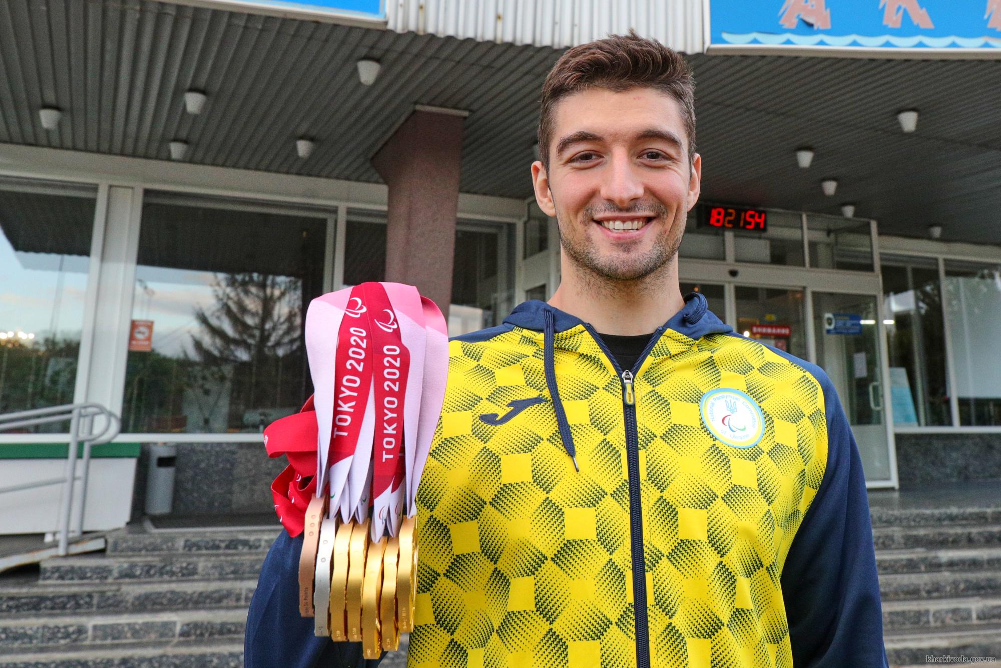 Десять медалей на двоих: в Харьков вернулись пловцы-паралимпийцы Максим Крипак и Максим Веракса фото 1