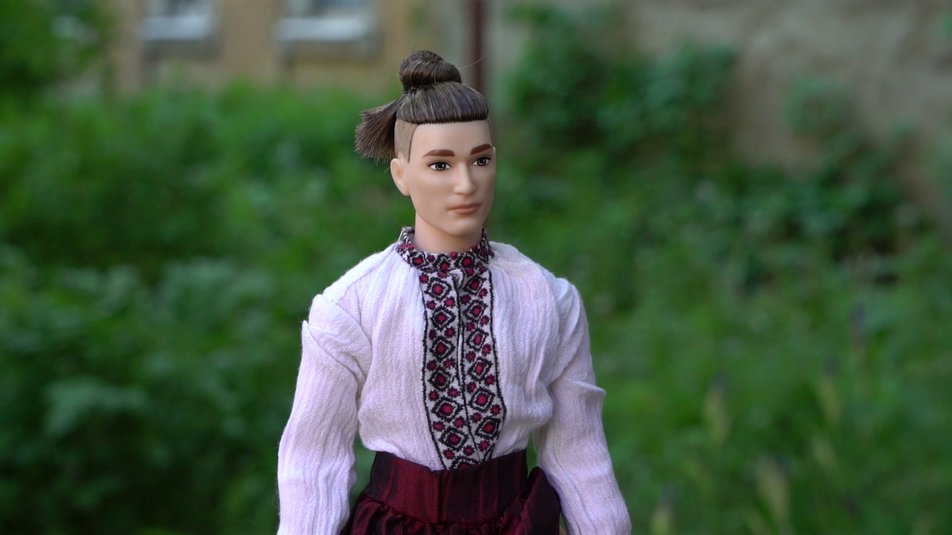 Казак-музыка Андрей. Из аксессуаров имеет скрипку, домбру и миниатюрную кобзу, сделанную на заказ у кобзаря Назара Божинского. Фото: Суспільне 