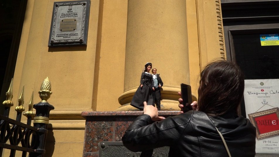 Фотосессия кукол Кристины и Алексея Алчевских у Дома архитектора в Харькове. Фото: Суспільне