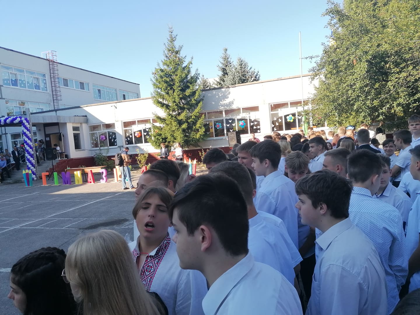 Линейки, квесты, флешмобы: как прошел "Первый звонок" в харьковских школах фото 2 1