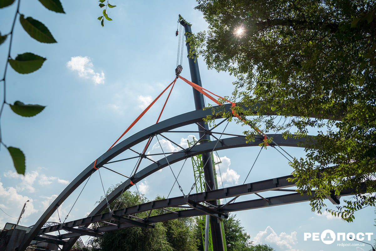 Когда откроют: в Харькове установили новую конструкцию Зоологического моста (фото) фото 2 1