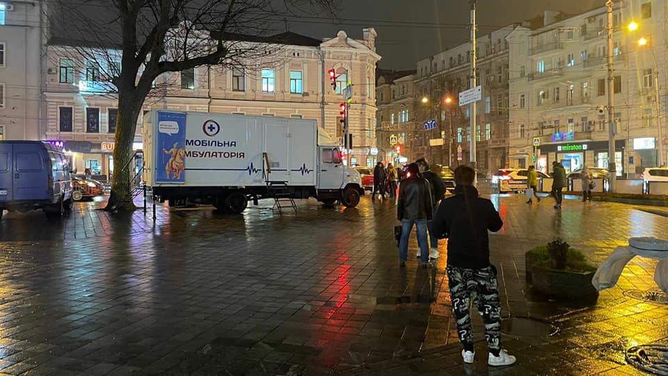 Pfizer, AstraZeneca, CoronaVac: на "Стекляшке" еще на неделю продлили работу мобильного пункта вакцинации фото 1