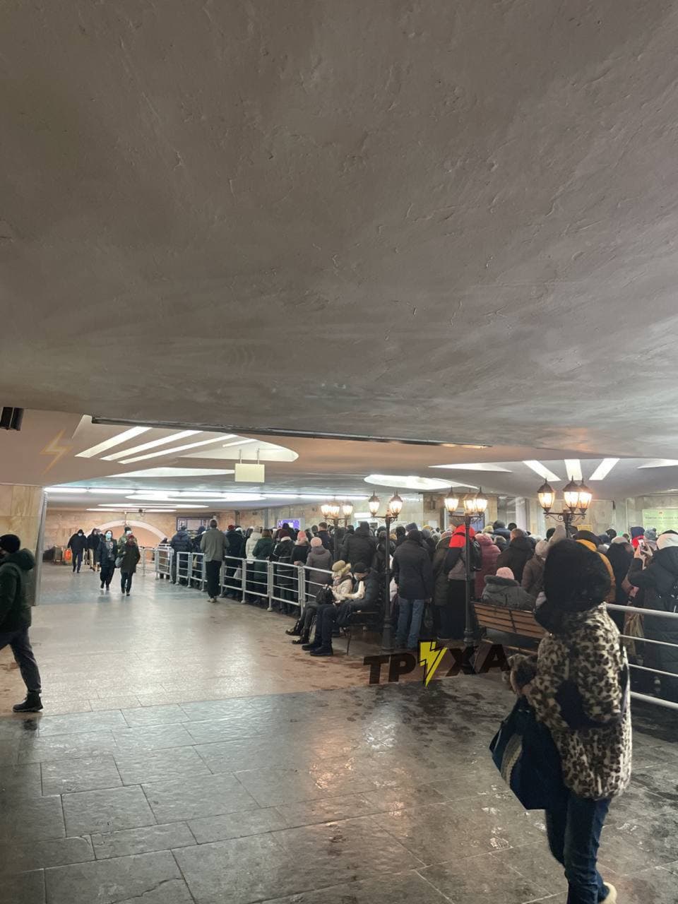 Такси по 500 гривен, застрявшие скорые и очереди в метро: как Харьков пережил сильный снегопад.