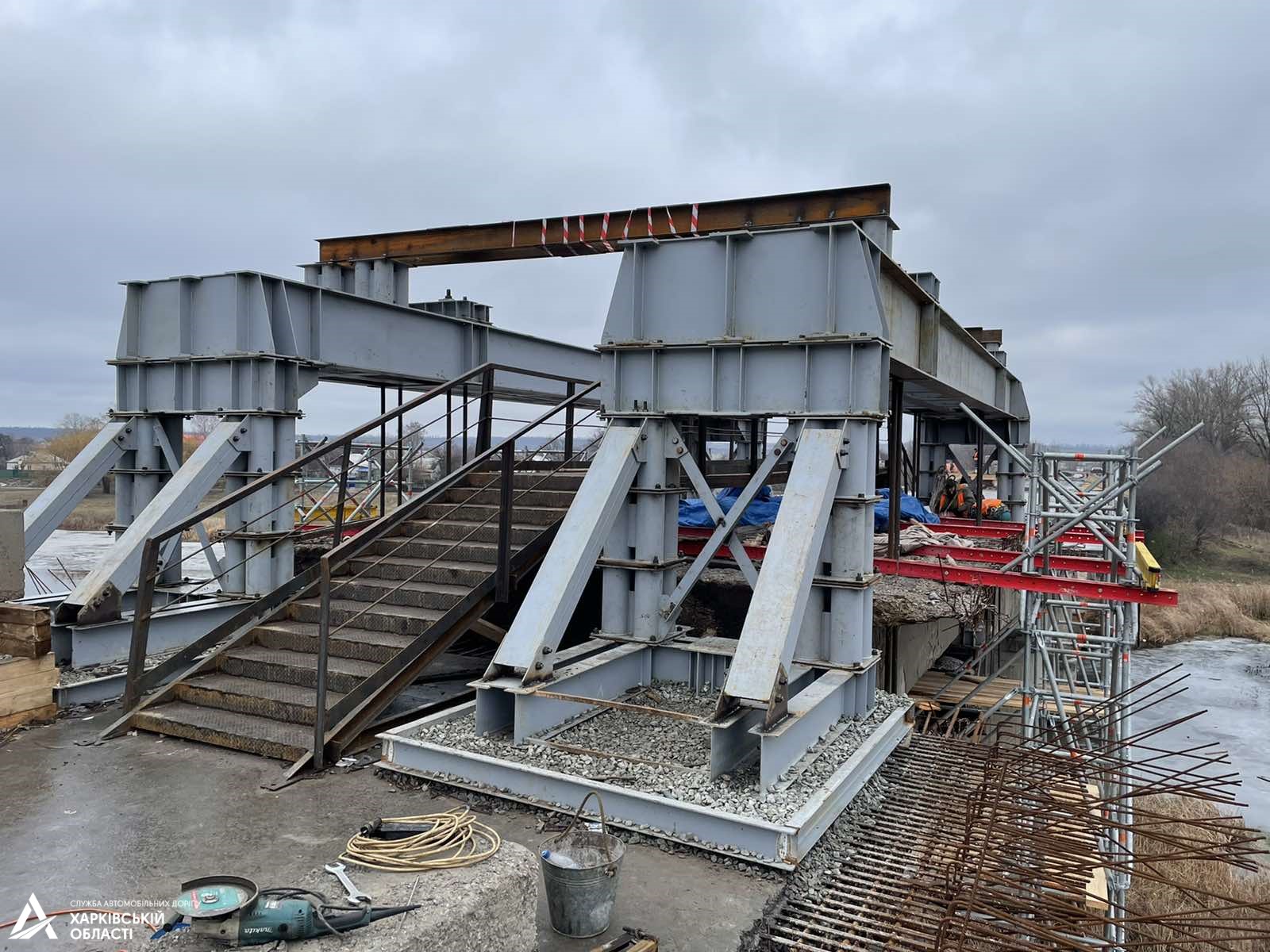 Как объехать: на границе Харьковской области ремонтируют мост фото 1