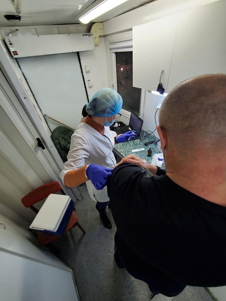 Pfizer, AstraZeneca, CoronaVac: на "Стекляшке" еще на неделю продлили работу мобильного пункта вакцинации фото 2 1