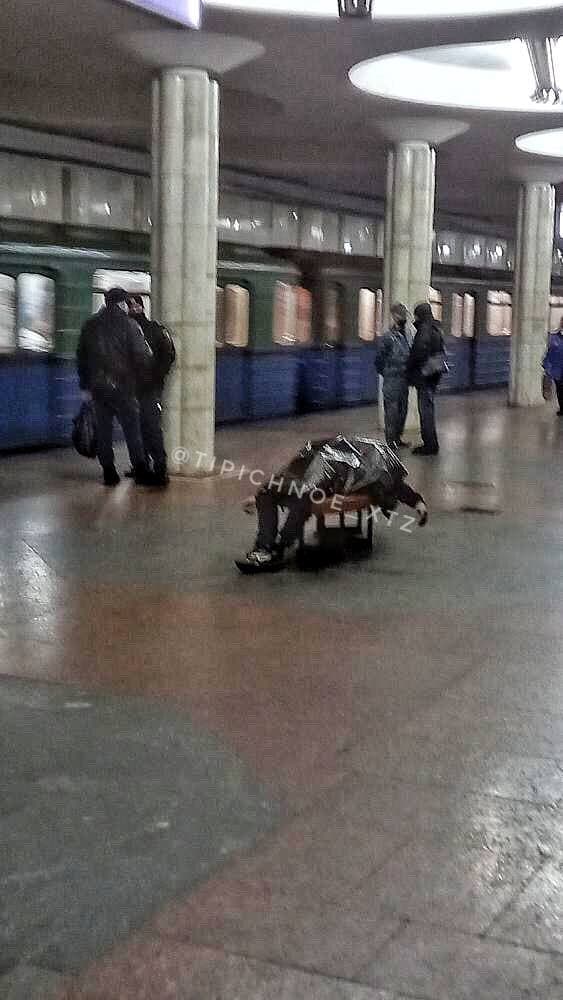 На станции метро "Имени Масельского" умер мужчина.