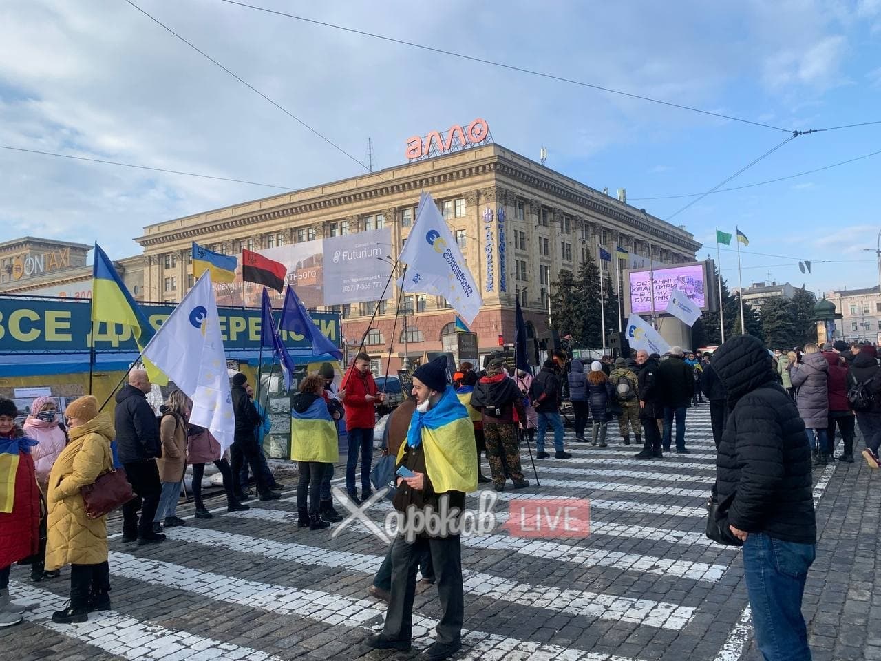 "Зе, извинись перед Харьковом": у здания ХОГА проходит несколько митингов.