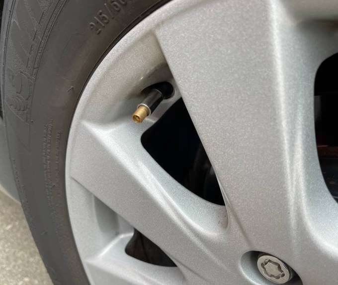 Убытки от Tik Tok челленджа: в Харькове подростки охотятся за автомобильными колпачками фото 5 4